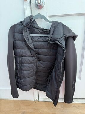 Black Quilted Puffer Jacket with Smooth Sleeve waterproof